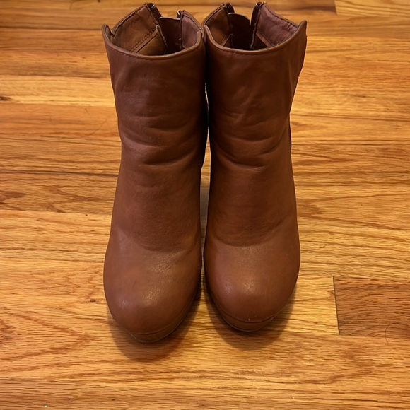 Stylishly pre-owned tan faux leather booties that elevate any outfit. - Picture 2 of 5